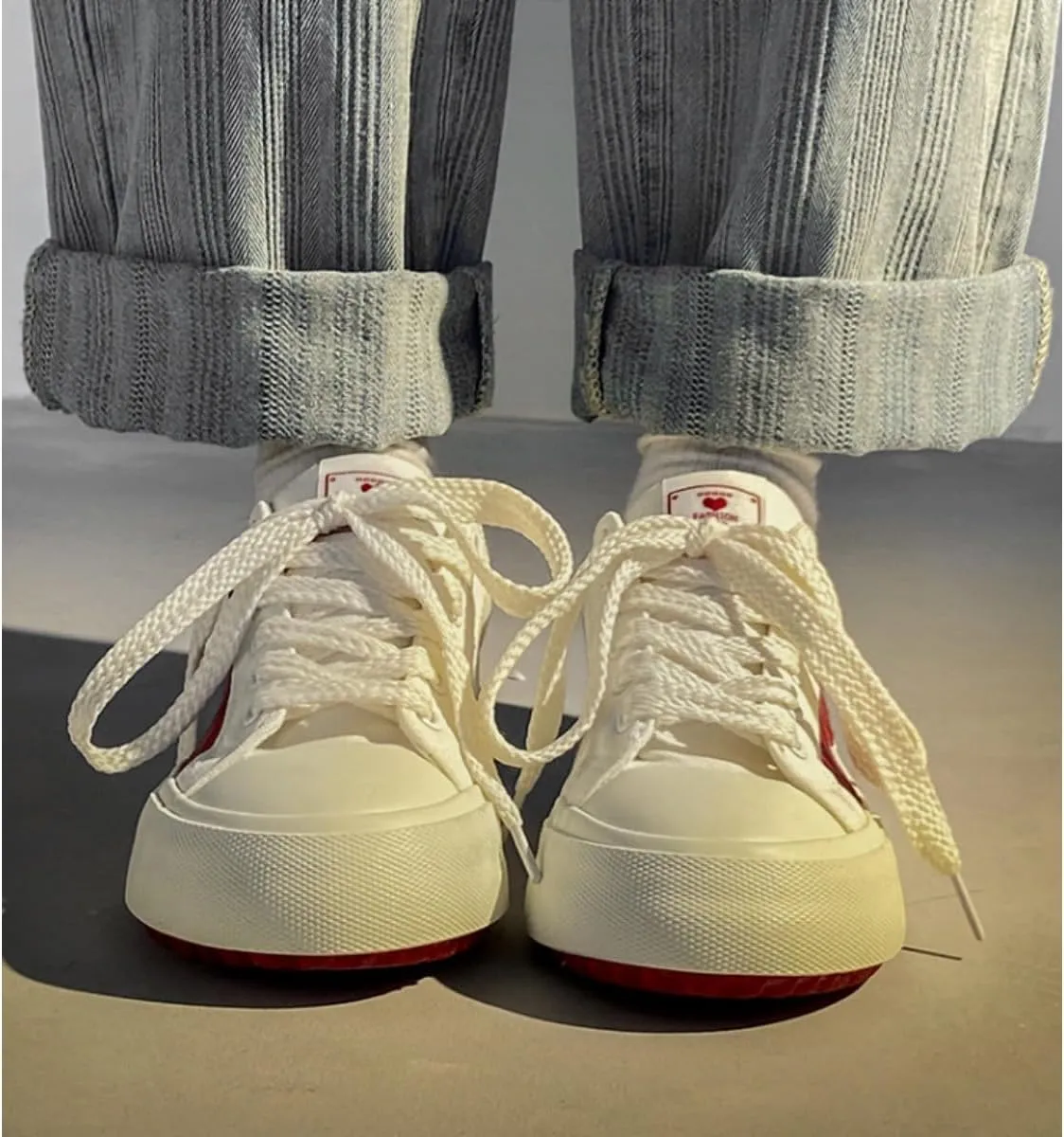 Women's Classic Low-Top White Canvas Sneakers – Retro Style with Bold Red Accents for Everyday Comfort