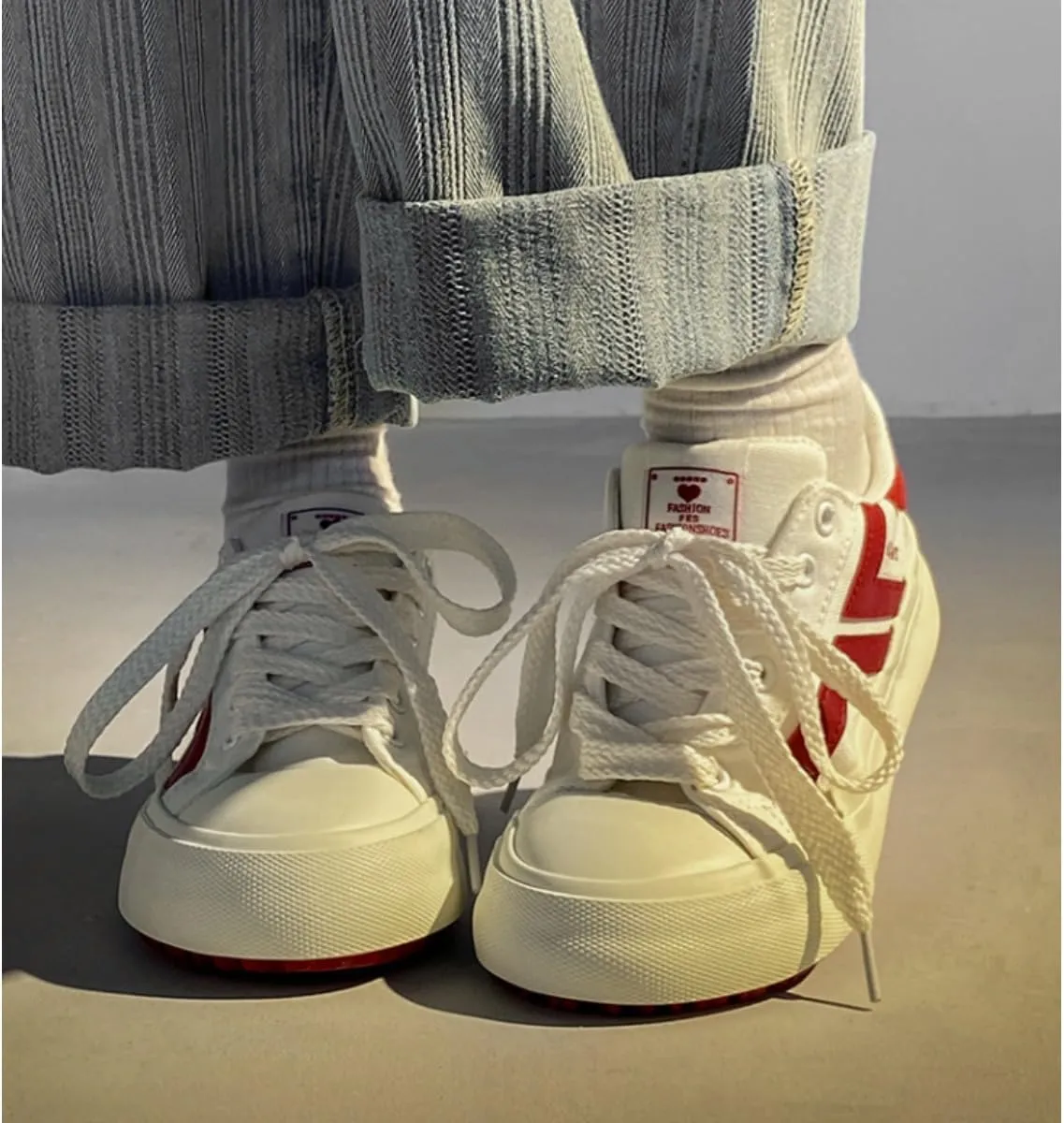 Women's Classic Low-Top White Canvas Sneakers – Retro Style with Bold Red Accents for Everyday Comfort