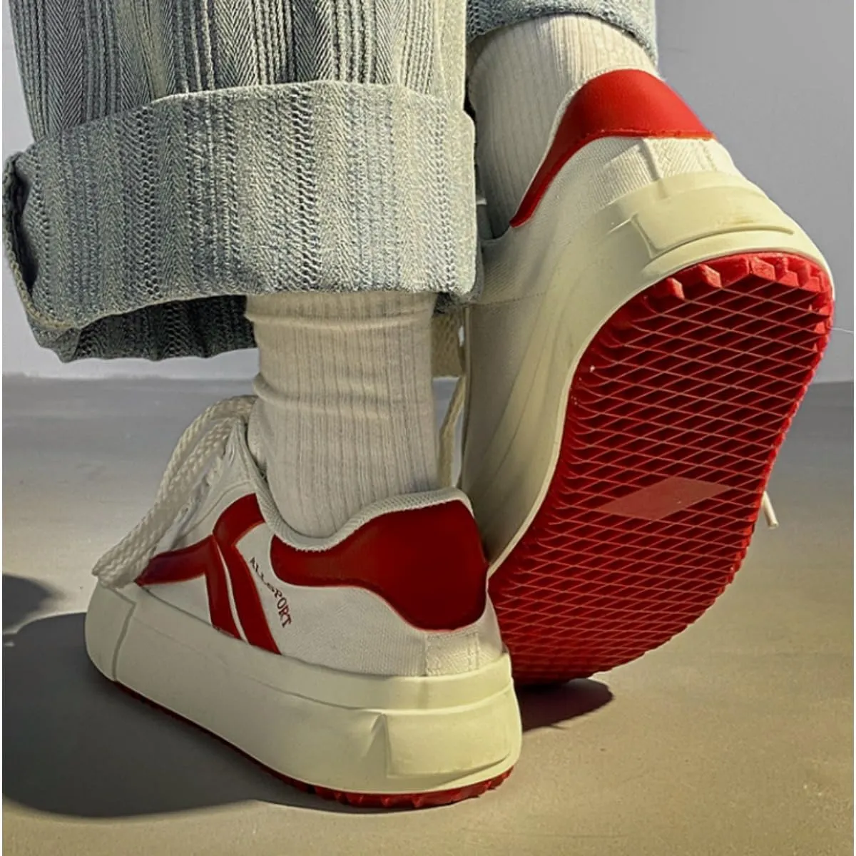 Women's Classic Low-Top White Canvas Sneakers – Retro Style with Bold Red Accents for Everyday Comfort
